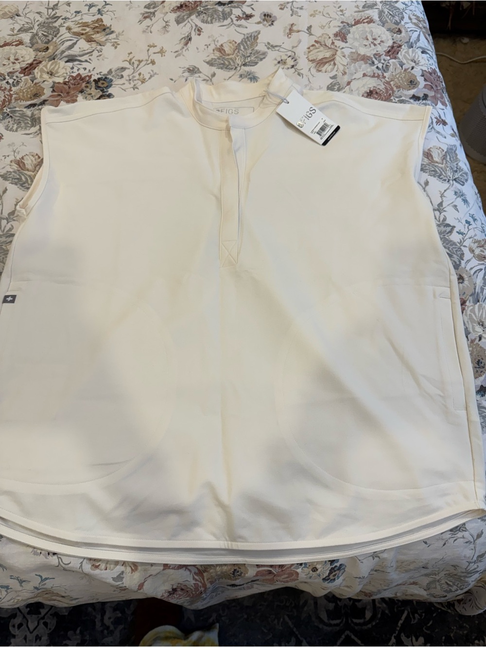 NWT FIGS Medium Rafaela Oversized Scrub Top Off White Nurse Scrubs